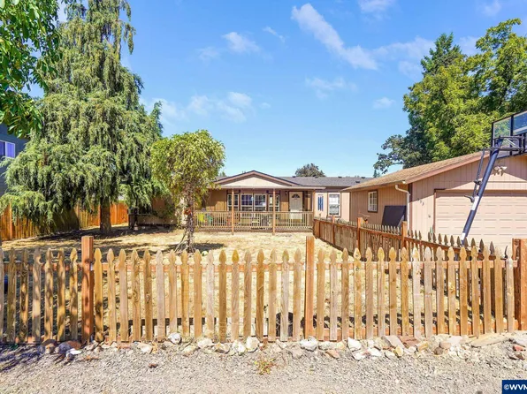 593 W Water St, Stayton, OR 97383