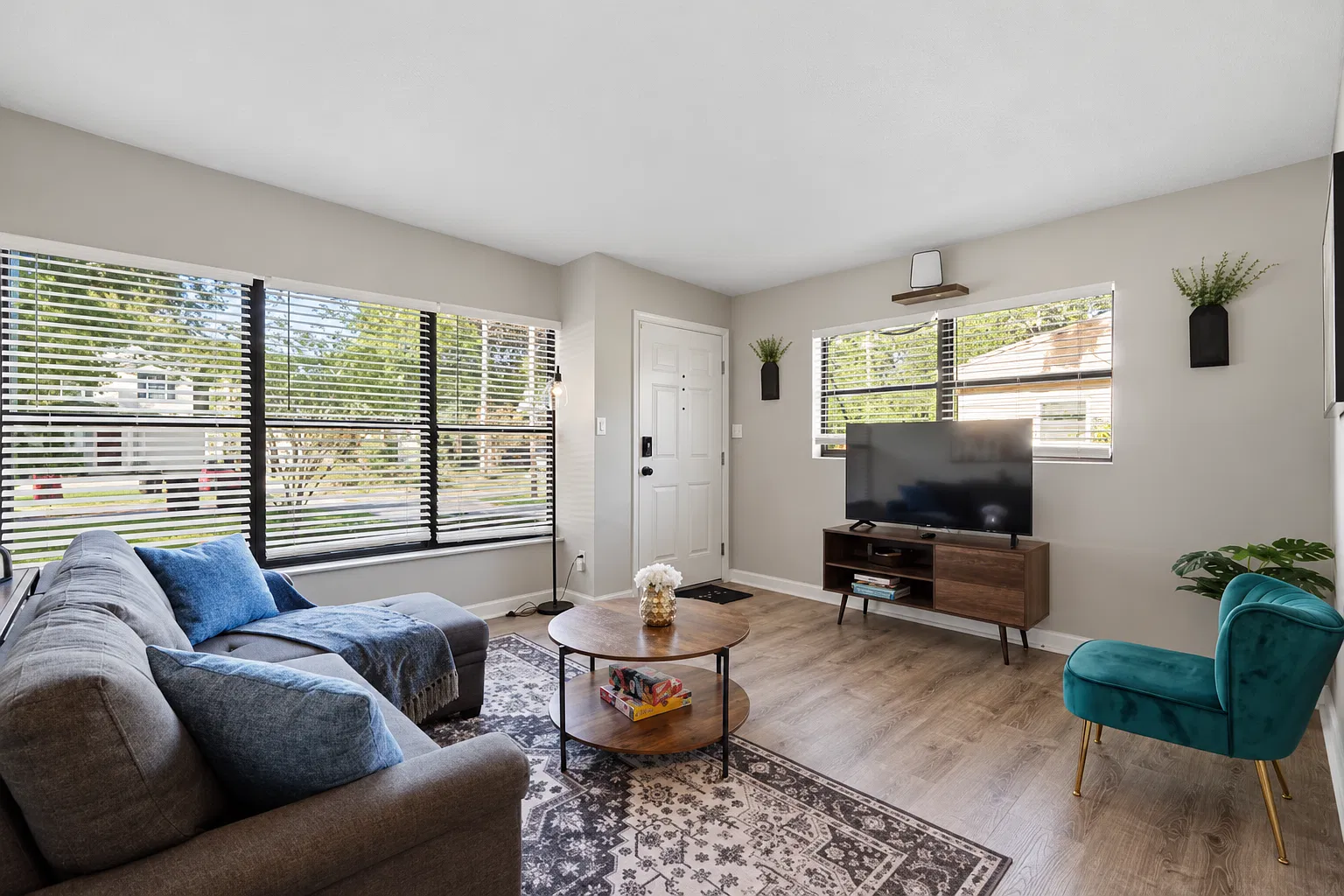 1511 E Kaley St — Photo 1