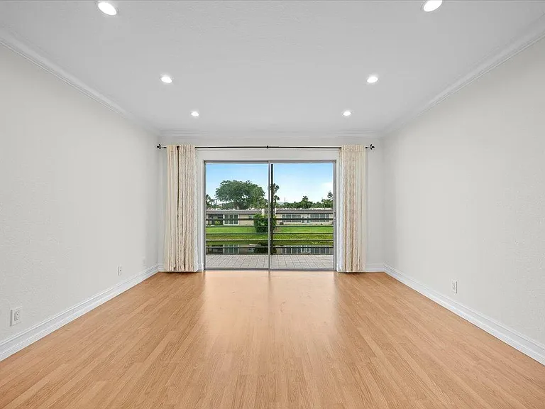 190 Lake Evelyn Dr #190 — Photo 6