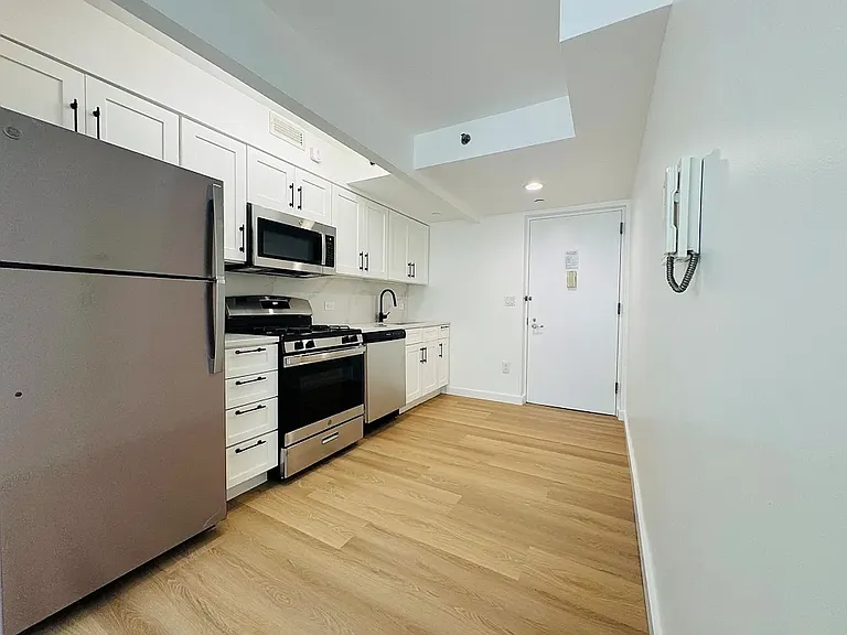 218 Myrtle Ave #3L — Photo 1