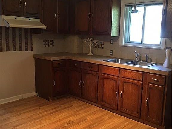 3rd image of 615 25th St