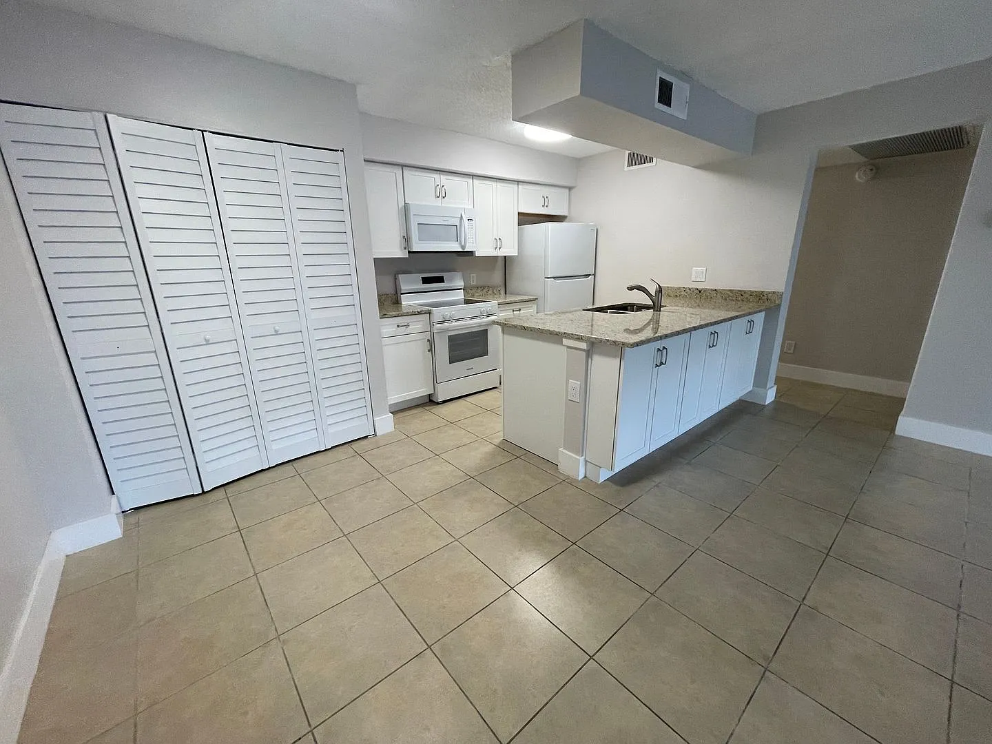 Annual Rental - 2 Bed / 2 Bath Condo At Mystic Gardens — Photo 4