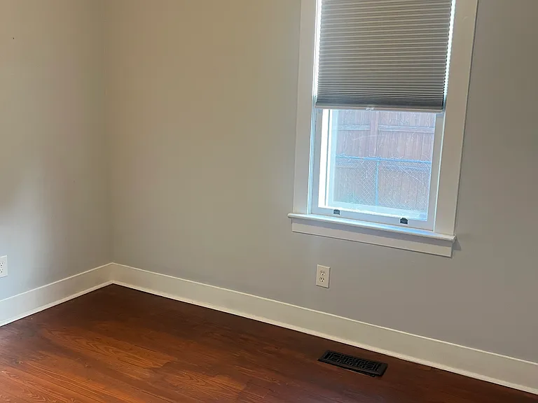 1109 McCullough Ave NE — Photo 25