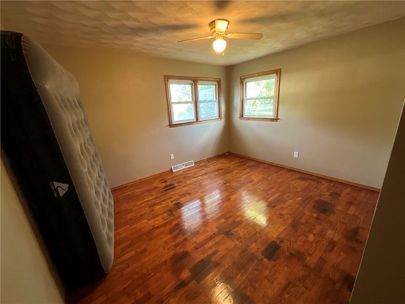 4th image of 515 N Oak St