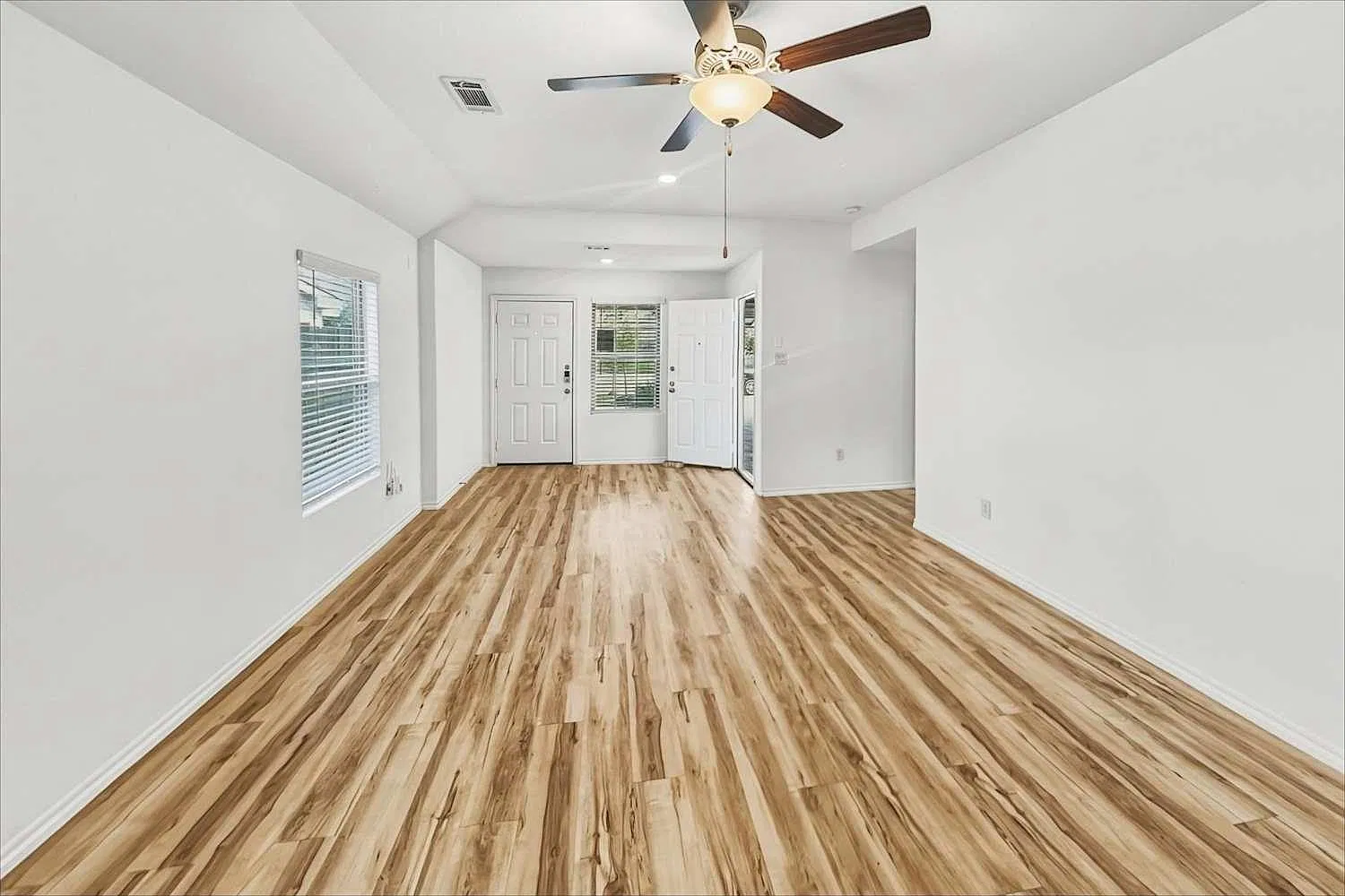3 bed, 2.0 bath, 1250 sqft, $1,649 — Photo 4