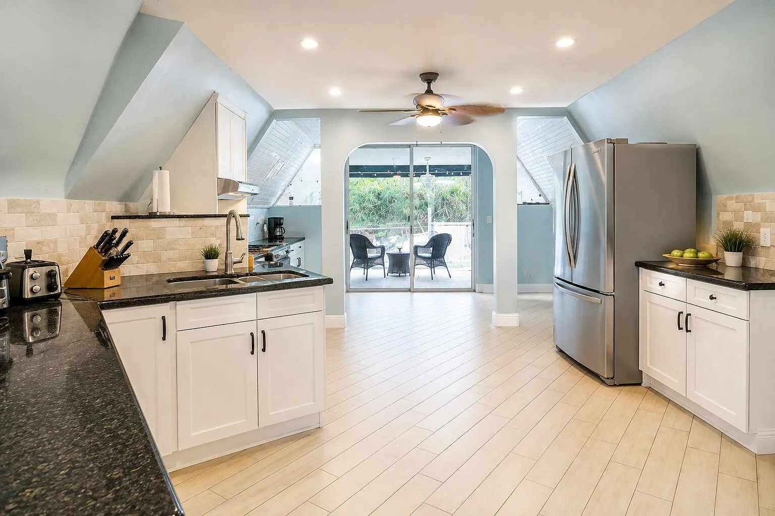 3 bed, 2.0 bath, 1689 sqft, $3,800 — Photo 3