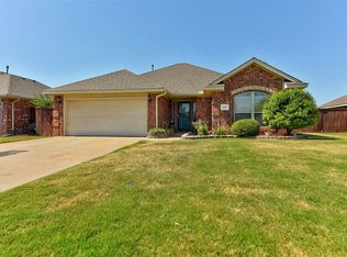 509 S Castlerock Ln, Mustang, OK 73064
