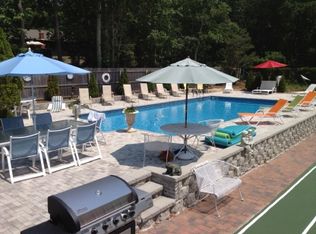 15 Flocee Ln, Hampton Bays, NY 11946