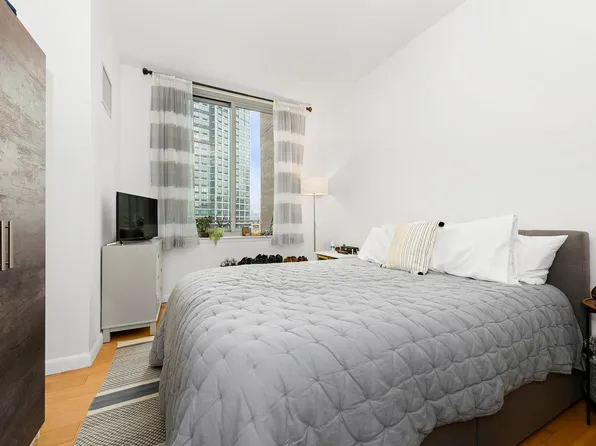 46-30 Center Boulevard image 6 of 8