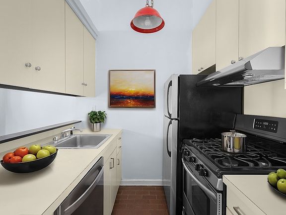 3rd image of 362 W 46th St Unit 2A