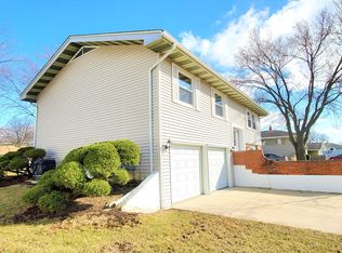 2S235 Hampton Ln, Lombard, IL 60148