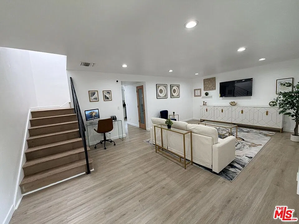 3 bed, 2.0 bath, 1493 sqft, $4,500 — Photo 4