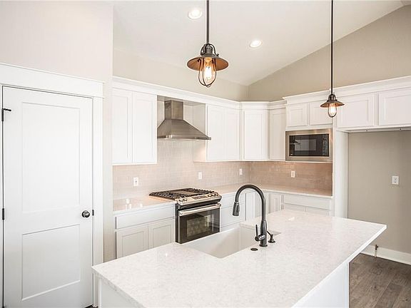 5th image of 802 NE Westgate Dr