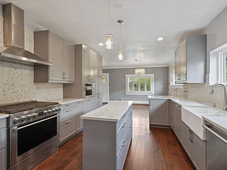2370 Elm St — Photo 23