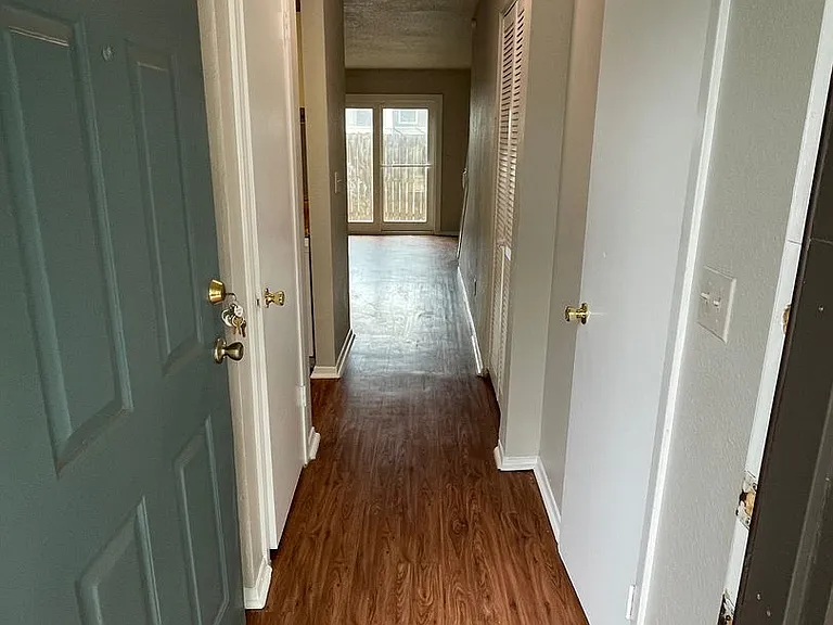 610 W Collins St — Photo 2