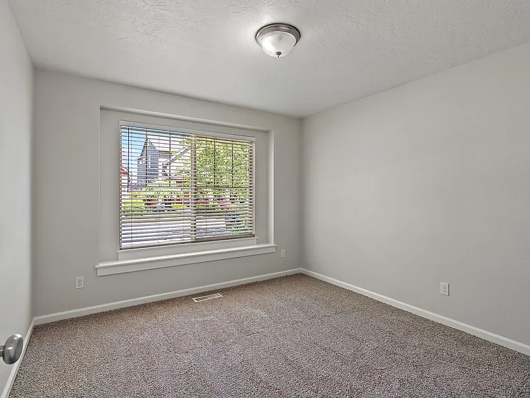 409 W Peck St — Photo 9