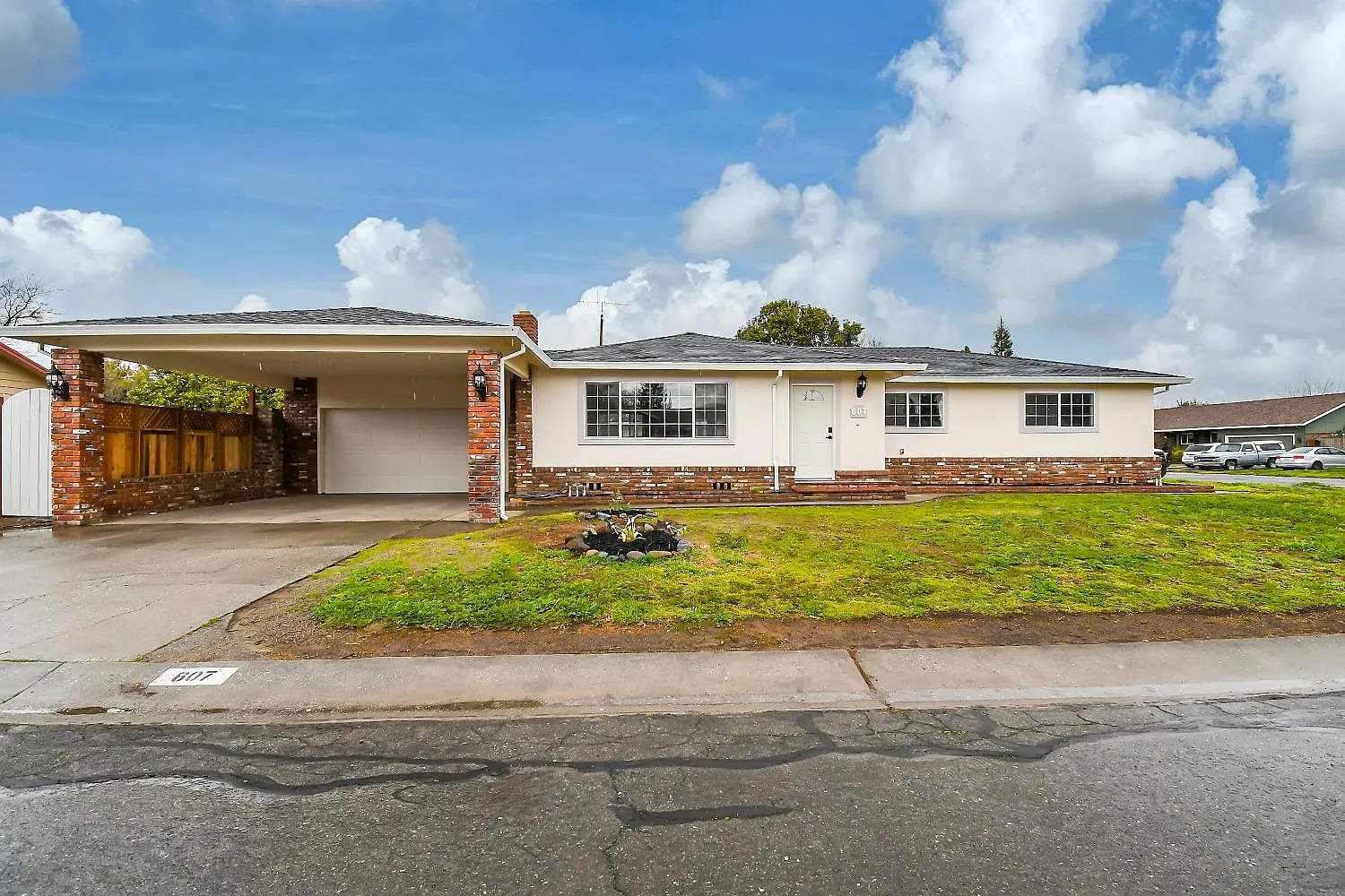 607 Winslow Dr photo 1