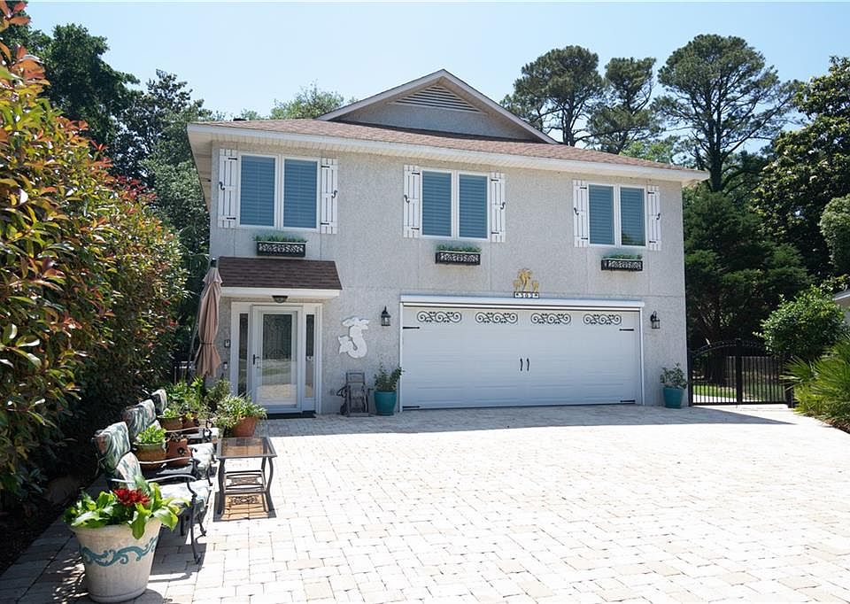 1st image of 302 Sandcastle Ln
