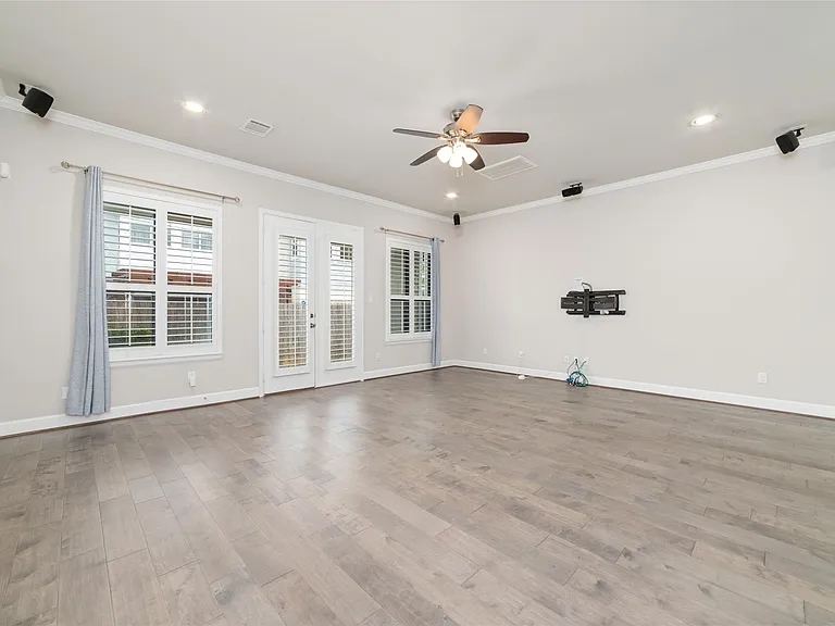5020 Dickson St — Photo 11