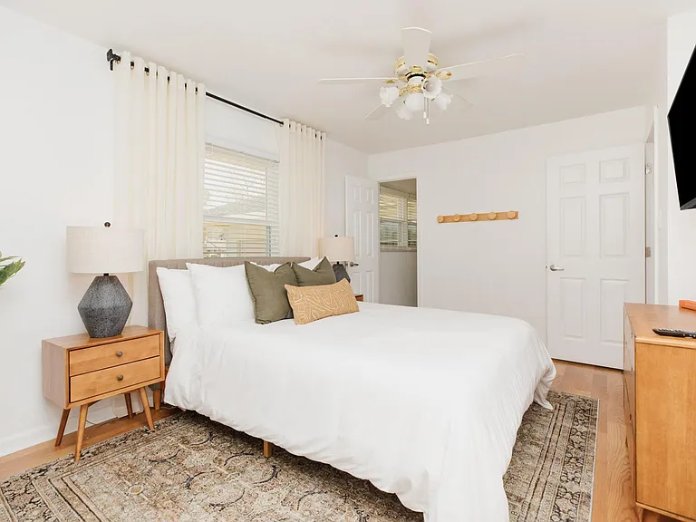 Master Bedroom w/Queen Bed & TV (CONNECTED TO BEDROOM 4)