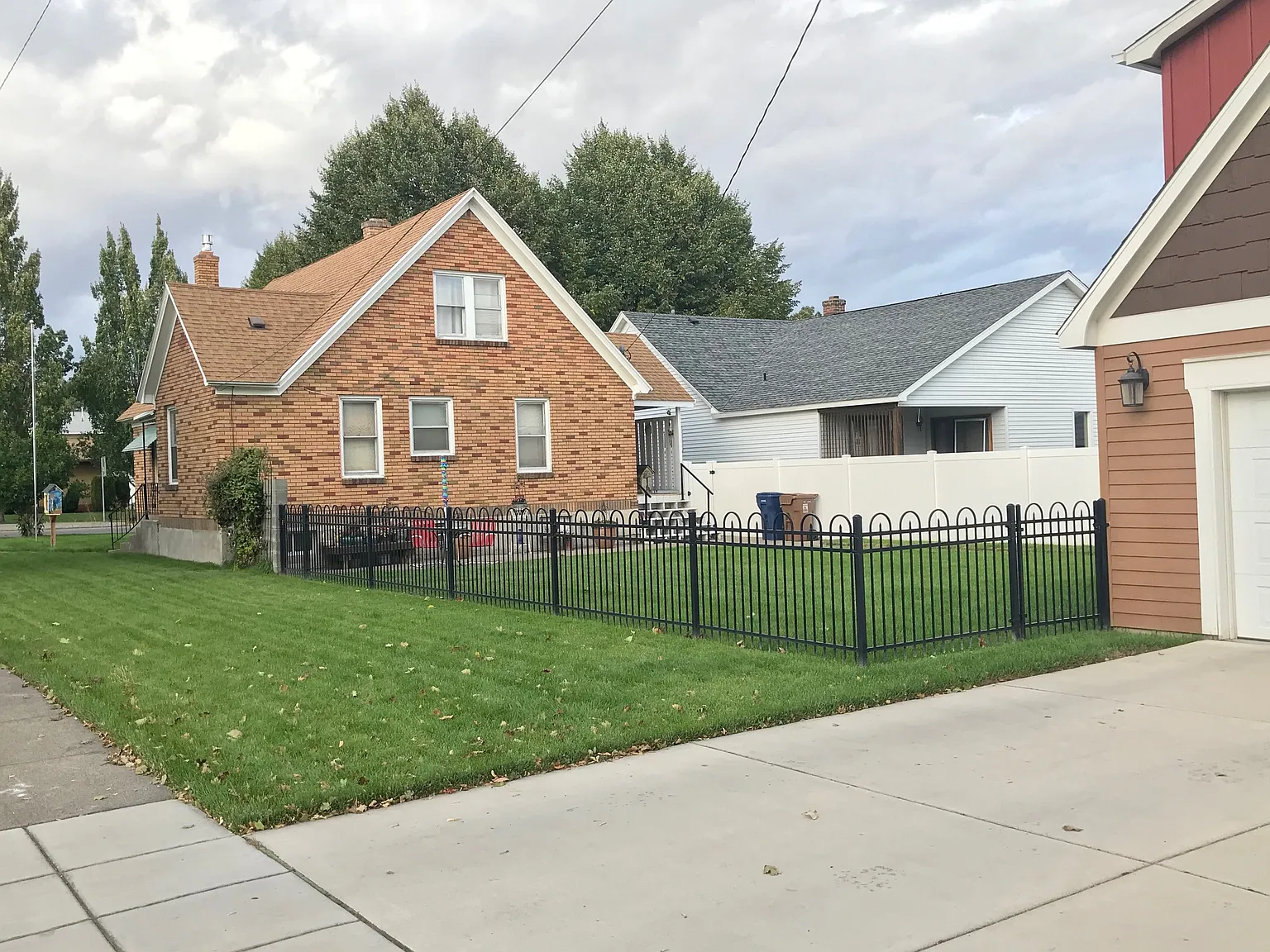 6 bed, 2.5 bath, 2650 sqft, $4,200 — Photo 3