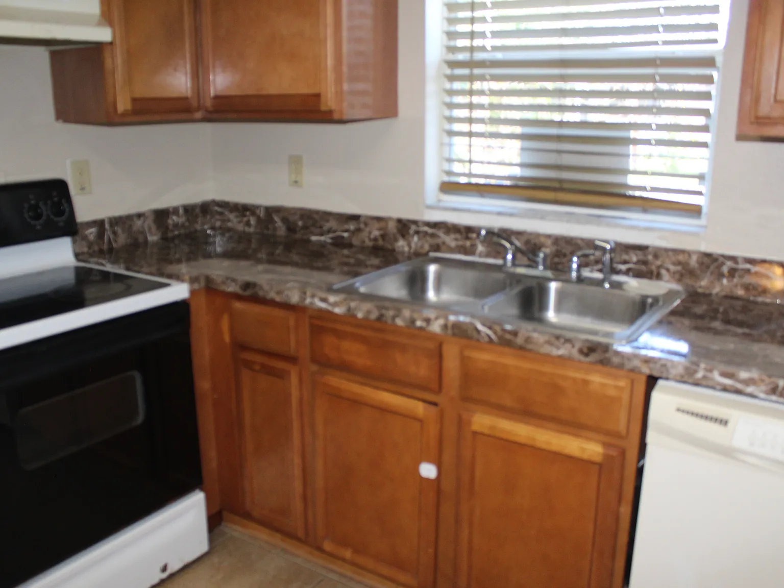 3 bed, 1140 sqft, $1,750 — Photo 3