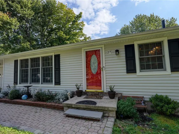 27 Country Gables Cir, Rochester, NY 14606