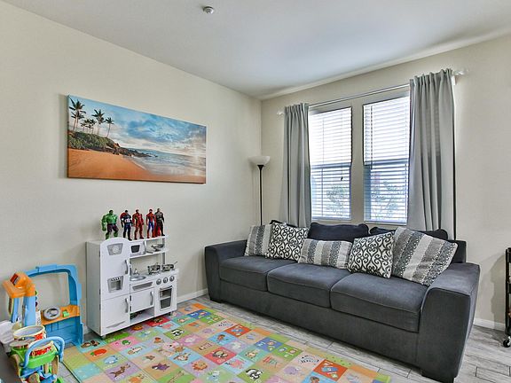 3rd image of 718 Mariposa Cir