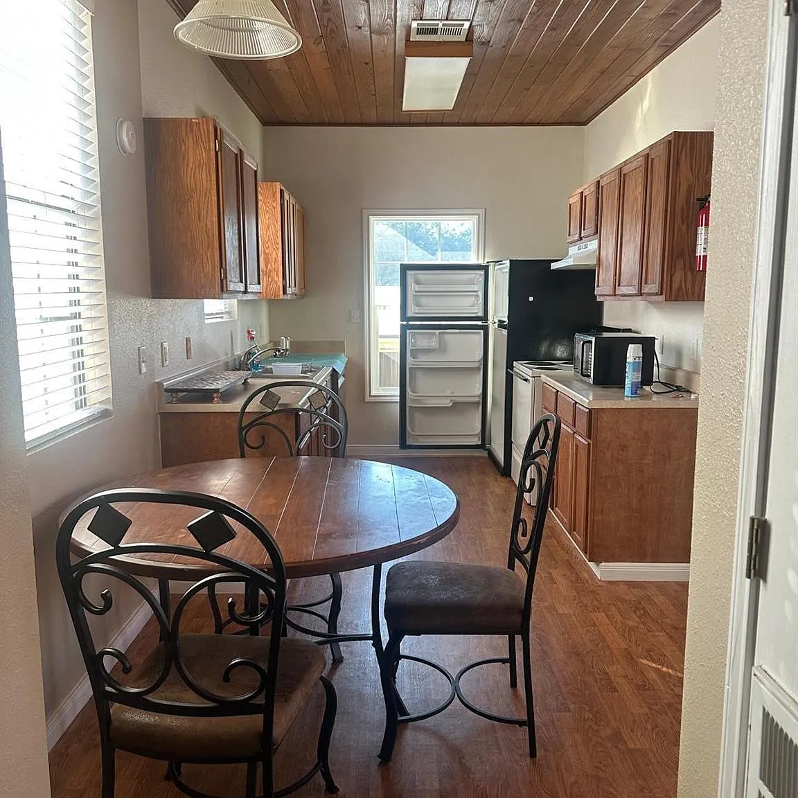 2 bed, 1.0 bath, 882 sqft, $1,350 — Photo 3