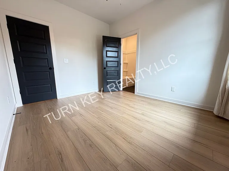 1194 Windsor Sq — Photo 24