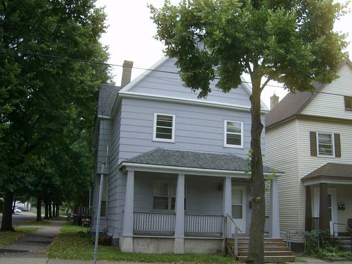 Front 226 12th AV NE