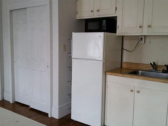 compact kitchen w/laundry closet