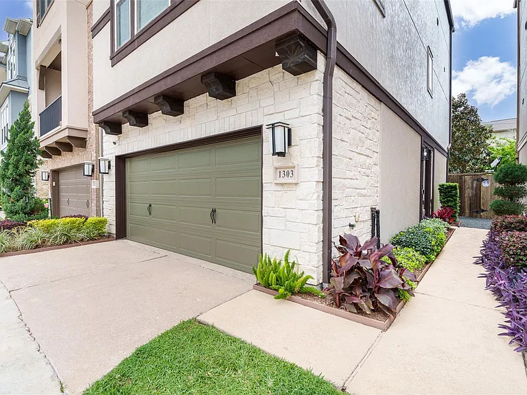 1303 Edwinstowe Trl — Photo 4