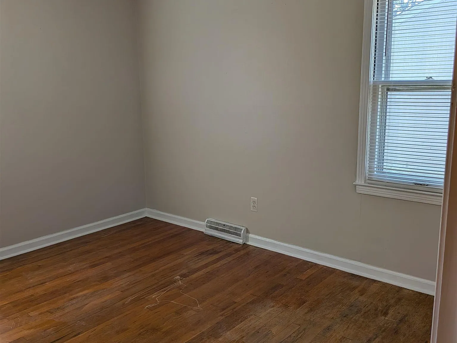2 bed, 1.0 bath, 950 sqft, $1,300 — Photo 3