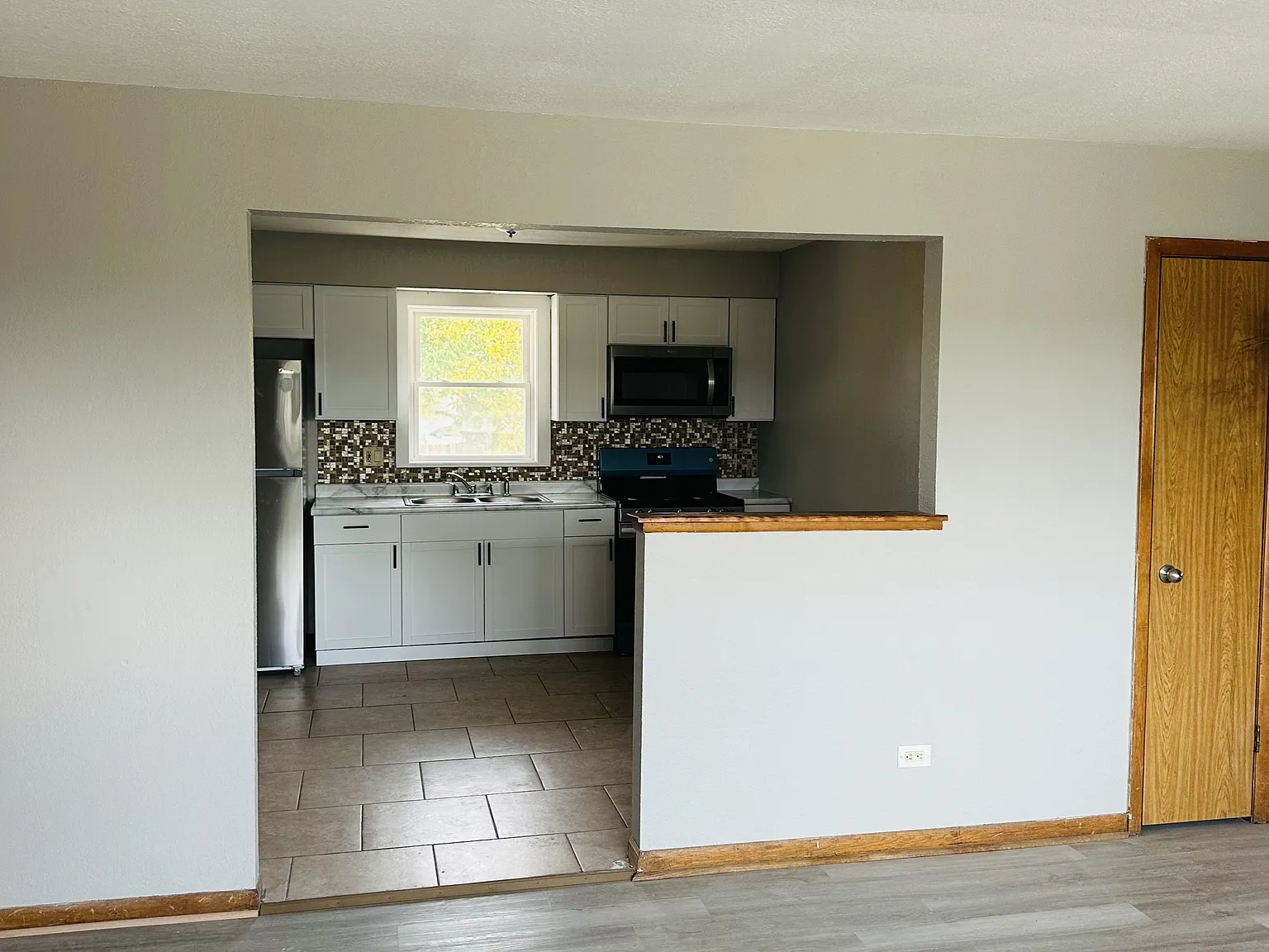2 bed, 1.5 bath, 896 sqft, $1,300 — Photo 2