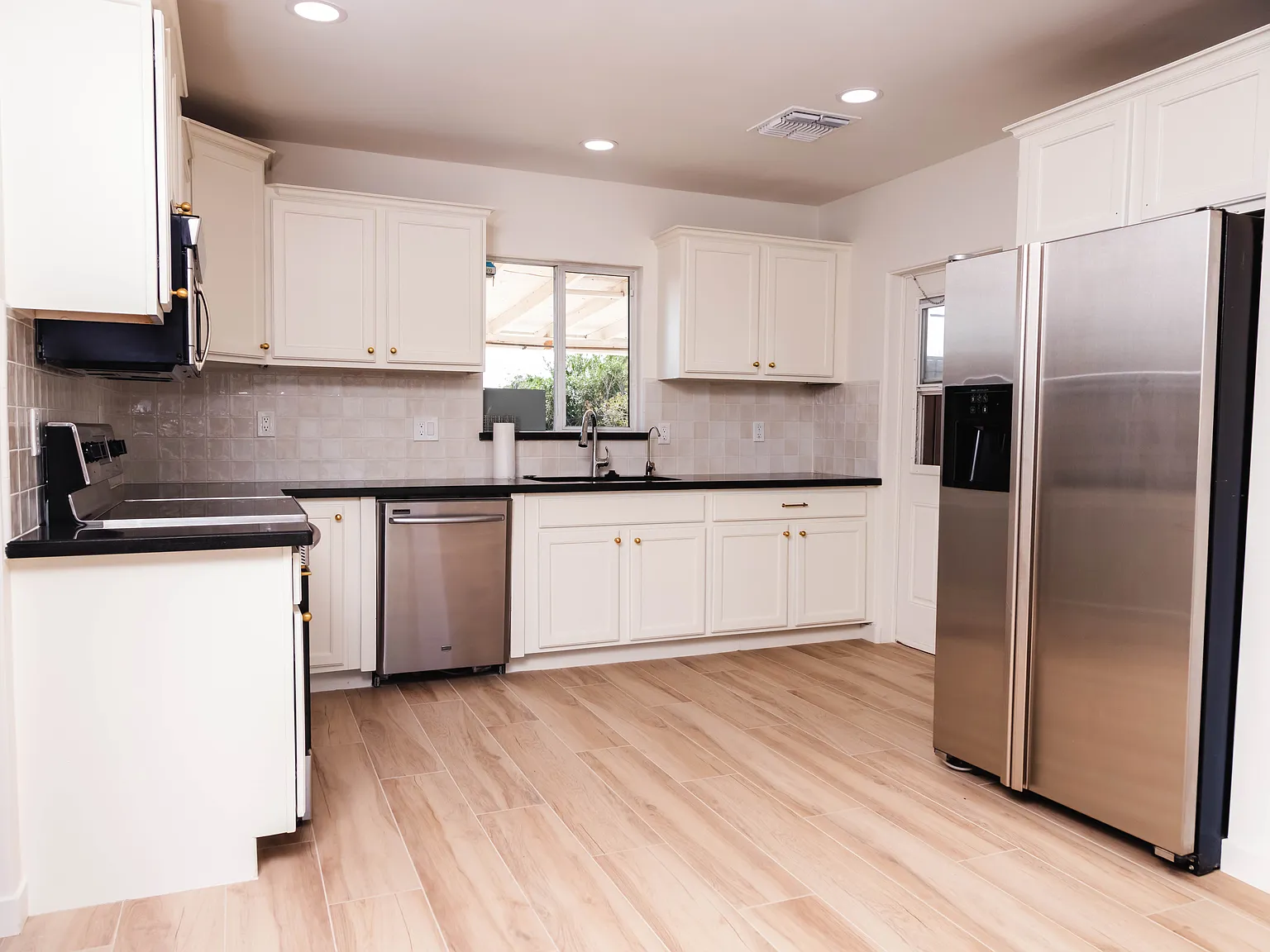 2 bed, 2.5 bath, 1165 sqft, $2,400 — Photo 2