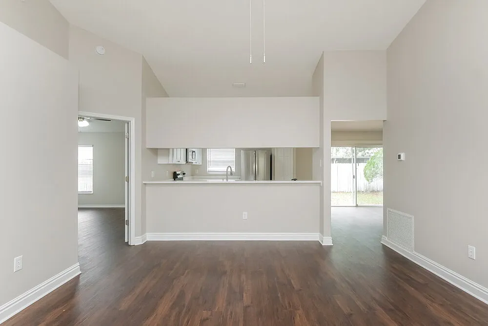 3 bed, 2.0 bath, 1540 sqft, $3,870 — Photo 4