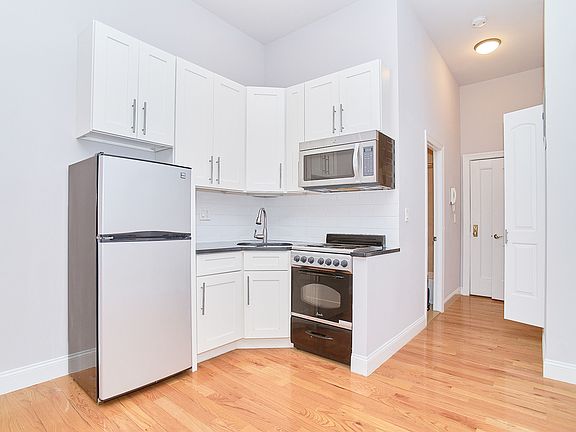 2nd image of 211 W 53rd St APT 2e