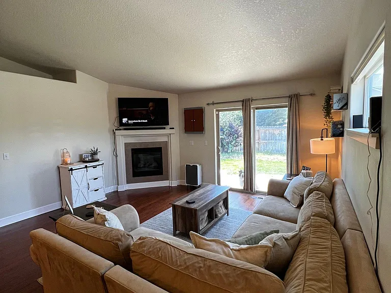 993 SW 25th Ln — Photo 4