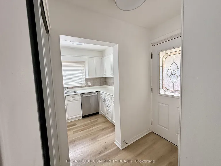 17 Regatta Cres #UPPER — Photo 4