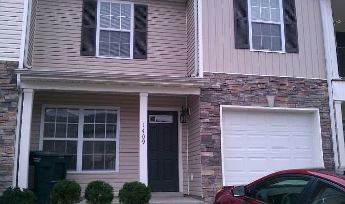 3BR/2.5BA Townhome w/gara