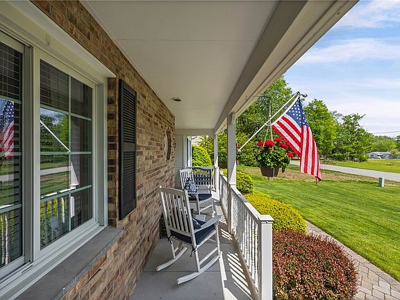 3rd image of 4 Woodbriar Ln