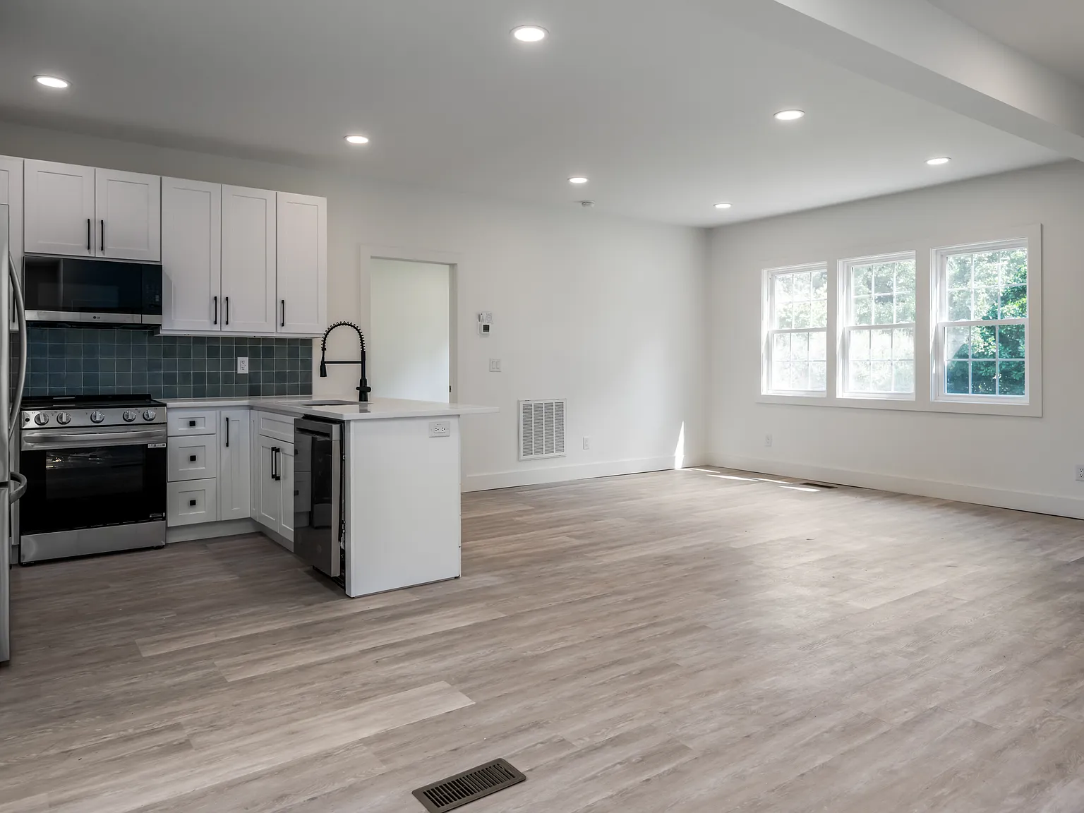 3 bed, 1140 sqft, $1,995 — Photo 2
