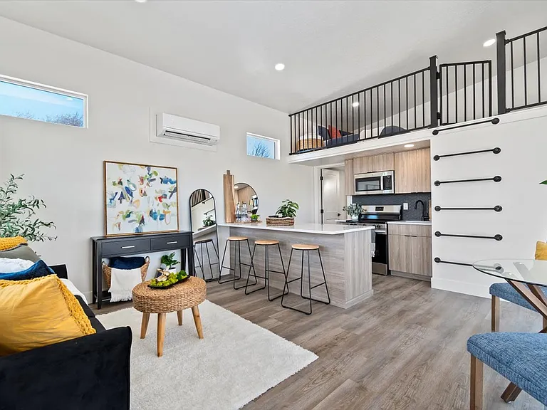 362 W London St — Photo 1