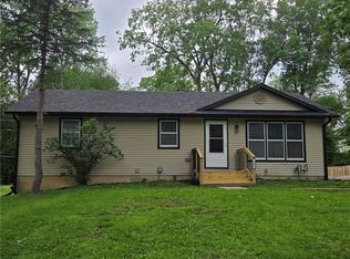 904 S 5th St, Savannah, MO 64485