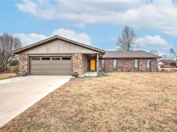 1302 W Magnolia St, Rogers, AR 72758