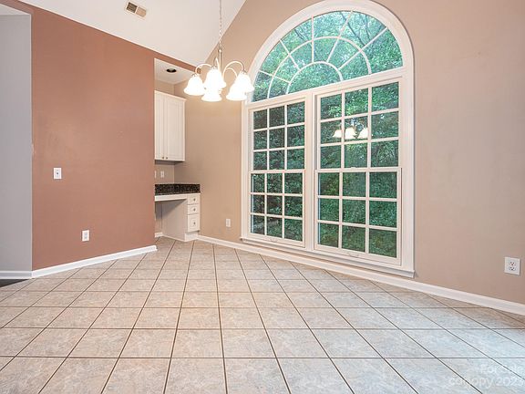 4th image of 8539 New Oak Ln