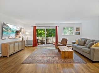 11 Crescent Dr APT 8, Andover, MA 01810