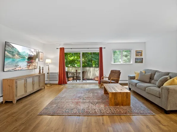 11 Crescent Dr APT 8, Andover, MA 01810