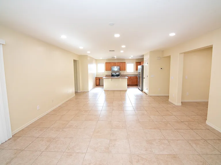 915 W Desert Hills Dr — Photo 9